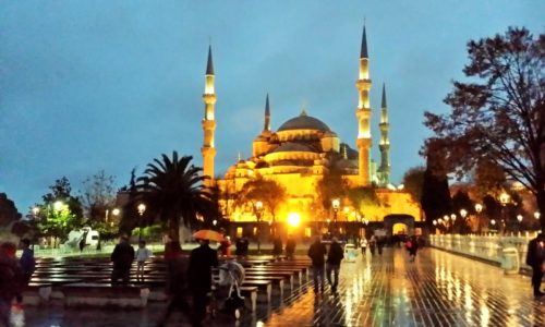 evening-view-of-Blue-mosque-Istanbul-Turkey